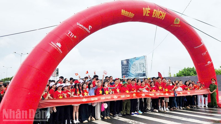 Sau lễ phát động, hàng nghìn người đi bộ từ đường Tôn Đức Thắng đến đường Hoàng Văn Thụ quay lại về đích tại Quảng trường Trần Quang Khải với cự ly đi bộ khoảng 2.000m-3.000m. ndo_bl_3.jpg
