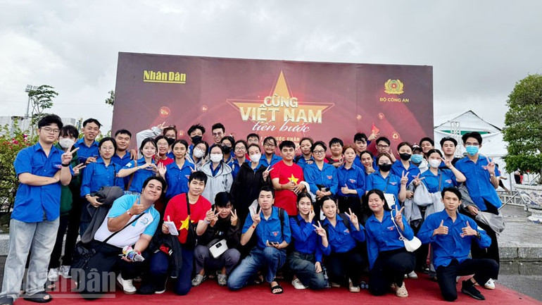 Trần Nguyễn Quốc Trường cùng các bạn sinh viên Trường đại học Kiên Giang tham gia hoạt động "Cùng Việt Nam tiến bước" tại phường Rạch Giá. ndo_bl_7.jpg