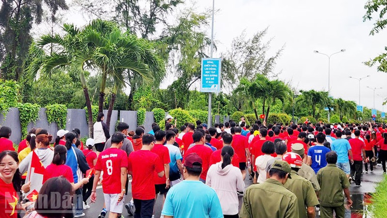 Hoạt động “Cùng Việt Nam tiến bước” mang thông điệp “1 tỷ bước chân tiến vào kỷ nguyên mới” - một hoạt động thiết thực thể hiện lòng yêu nước, giảm khí thải carbon và hướng tới mục tiêu Net Zero của quốc gia. ndo_bl_5.jpg