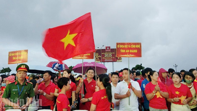 Hàng nghìn người tập trung tại quảng trường Trần Quang Khải, phường Rạch Giá, tỉnh An Giang theo dõi Lễ thượng cờ Tổ quốc. ndo_bl_2.jpg