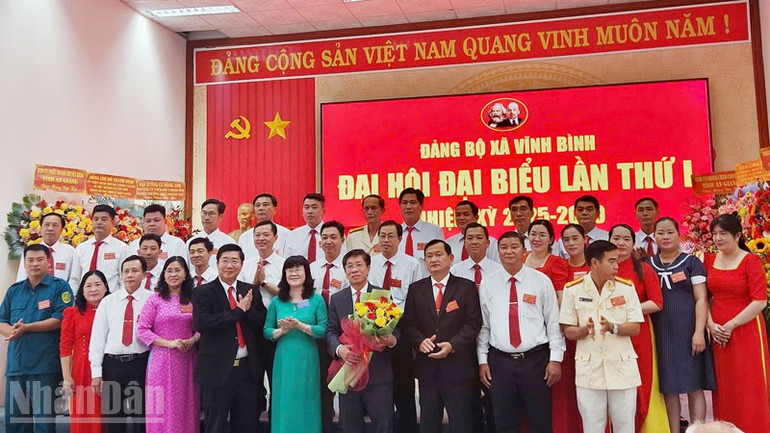 Ban Chấp hành Đảng bộ xã Vĩnh Bình nhiệm kỳ 2025-2030 ra mắt Đại hội. ndo_bl_1-6203.jpg