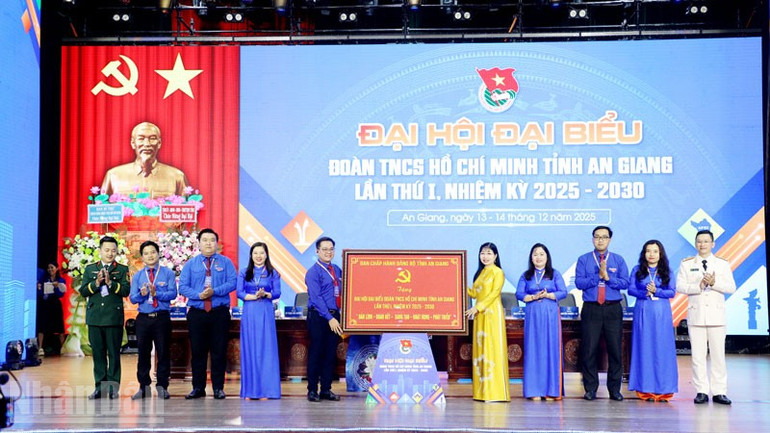 מנהיגי מחוז אן ג'יאנג העניקו מתנות לקונגרס הראשון של איגוד הנוער הקומוניסטי של הו צ'י מין במחוז אן ג'יאנג, קדנציה 2025-2030. ndo_bl_2-8463.jpg