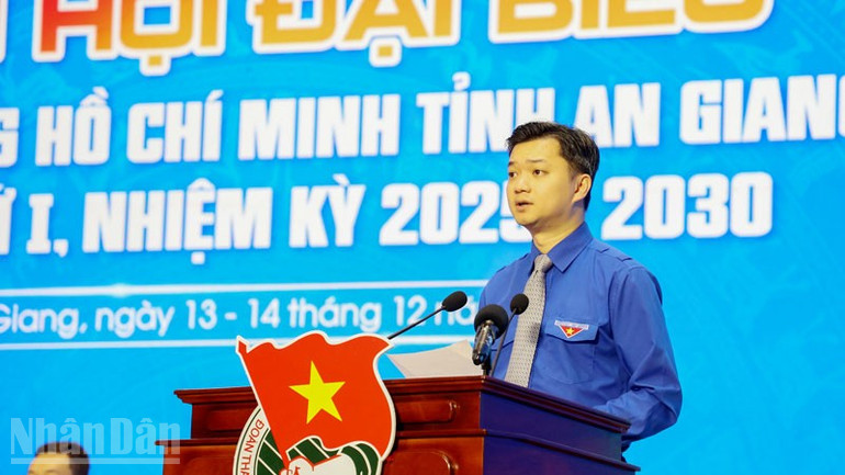 המזכיר הקבוע של הוועד המרכזי של איגוד הנוער ונשיא אגודת הסטודנטים של וייטנאם, נגוין מין טריאט, נשא נאום בהנחיית הקונגרס. ndo_bl_3.jpg