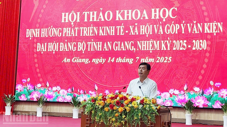 Bí thư Tỉnh ủy An Giang Nguyễn Tiến Hải phát biểu tại Hội thảo. ndo_bl_2.jpg