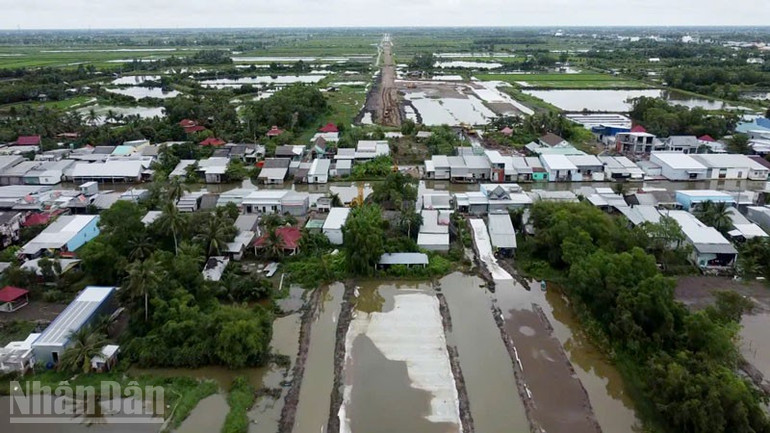 Thi công cầu Cạnh Đền gặp khó khăn do một số hộ dân không chấp nhận bàn giao mặt bằng. ndo_bl_3-6193.jpg