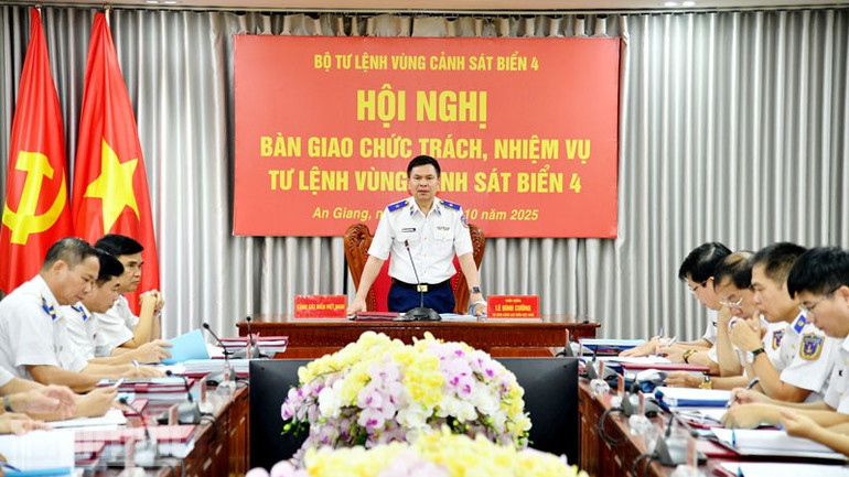 Ο Υποστράτηγος Le Dinh Cuong, Διοικητής της Ακτοφυλακής του Βιετνάμ, προήδρευσε της διάσκεψης παράδοσης. ndo_bl_1.jpg