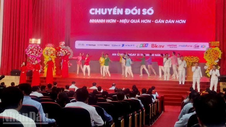 Виступ на честь Конференції з цифрової трансформації провінції Анзянг у 2025 році. ndo_bl_2.jpg