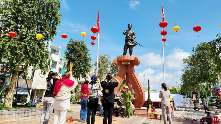 Người dân thắp hương tại Công viên tượng đài Anh hùng dân tộc Nguyễn Trung Trực. ndo_bl_7.jpg