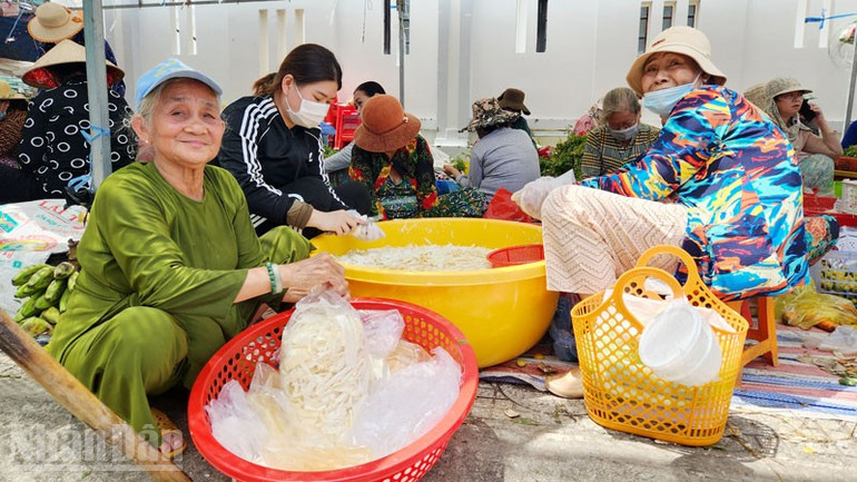Nhiều người lớn tuổi làm công tác thiện nguyện phục vụ Lễ giỗ cụ Nguyễn. ndo_bl_6.jpg