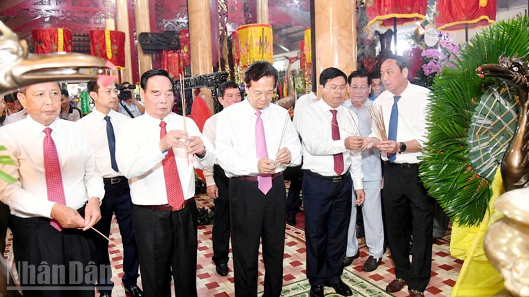 สหาย: เหงียน ตัน สุง อดีตสมาชิกโปลิตบูโร อดีตนายกรัฐมนตรี พลเอก เล ฮ่อง อันห์ อดีตสมาชิกโปลิตบูโร อดีตสมาชิกถาวรของสำนักเลขาธิการ และผู้นำจังหวัดอานซาง ถวายธูปแด่วีรบุรุษแห่งชาติ เหงียน จุง ตรุก ndo_bl_3.jpg