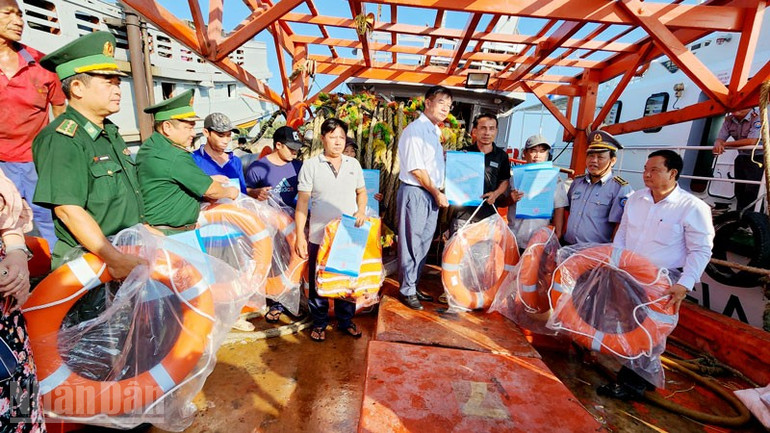 Lực lượng chức năng tỉnh An Giang tặng quà, vận động ngư dân khai thác hải sản đúng quy định, góp phần gỡ thẻ vàng EC. ndo_bl_4.jpg