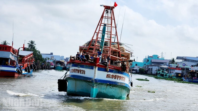 Tàu cá Kiên Giang (nay là An Giang) ra khơi. ndo_bl_1.jpg