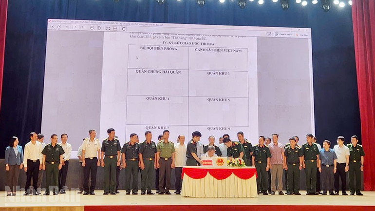 Ban Chỉ đạo chống khai thác IUU 21 tỉnh, thành phố trực thuộc Trung ương có biển ký kết giao ước thi đua, sáng 12/8. ndo_bl_5.jpg