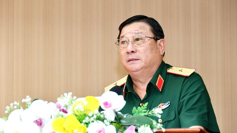 سرلشکر نگوین وان تین، معاون فرمانده منطقه نظامی، در مراسم اهدای تندیس پرتره رئیس جمهور هوشی مین سخنرانی میکند. (عکس: فوونگ وو) ndo_bl_2-3464.jpg