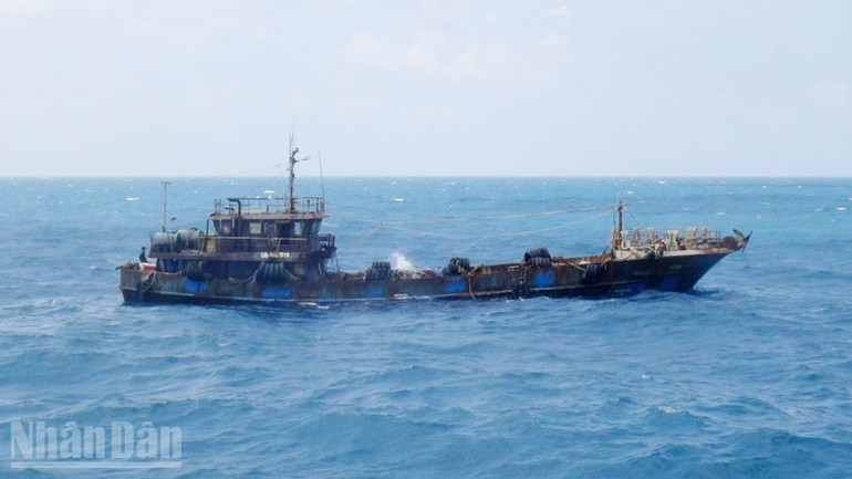Tàu cá QB 96679 TS tại thời điểm bị phát hiện. ndo_bl_1.jpg