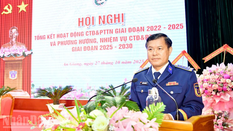 Đại tá Nguyễn Thái Dương, Phó Chính ủy Bộ Tư lệnh Vùng Cảnh sát biển 4 phát biểu chỉ đạo hội nghị. ndo_bl_2.jpg