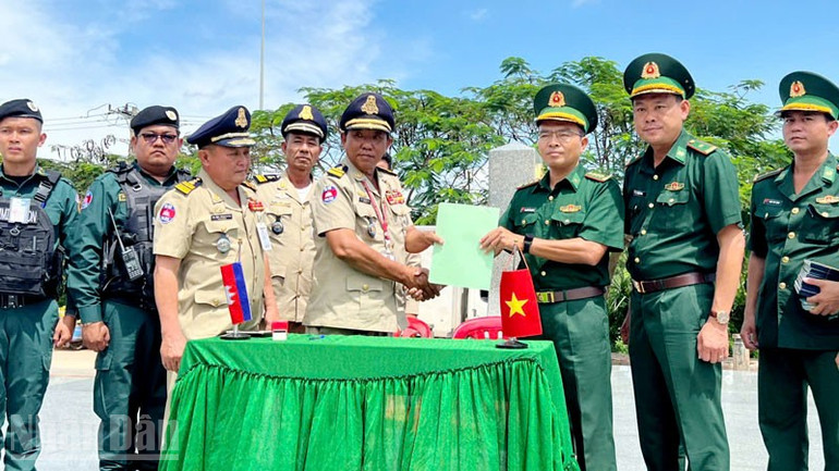 Lực lượng chức năng Việt Nam và Campuchia trao biên bản trả công dân. (Ảnh: Biên phòng tỉnh An Giang) ndo_bl_2-1271.jpg