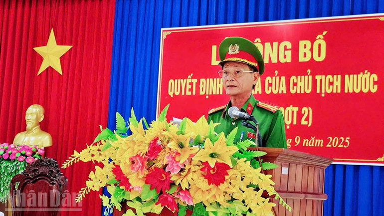 Thượng tá Võ Văn Vũ phát biểu. ndo_bl_2.jpg