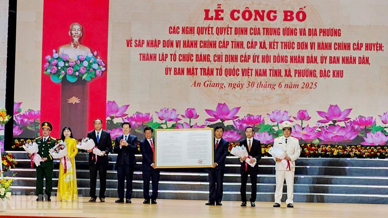 Phó Thủ tướng Chính phủ Mai Văn Chính trao Quyết định của Bộ Chính trị thành lập Đảng bộ tỉnh An Giang. ndo_bl_3.jpg