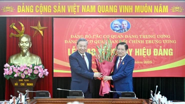 Tổng Bí thư Tô Lâm trân trọng trao Huy hiệu 45 năm tuổi đảng và chúc mừng đồng chí Phan Đình Trạc. (Ảnh: ĐĂNG KHOA)