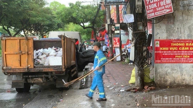 Phương tiện thu gom rác trên đường Láng. ndo_br_z7077815410244-0b228a8eac255e9e6497b32f2a53fdf6-6625.jpg