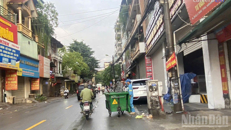 Thu gom rác trên phố Đê La Thành. ndo_br_274-la-thanh-1572.jpg