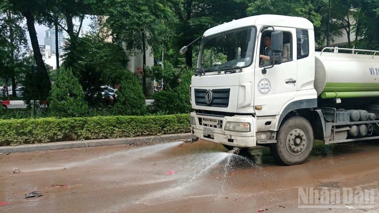 Phương tiện làm sạch đường trên tuyến phố Hoàng Cầu. ndo_br_z7077815395684-5e4d84b5fdedc9464a14b601b9fa521c-2993.jpg