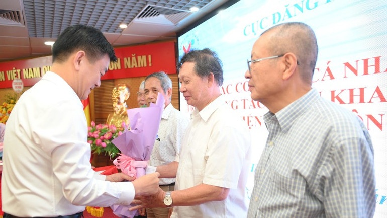 Cục trưởng Cục Đăng kiểm Việt Nam Nguyễn Chiến Thắng tặng hoa cho các đồng chí nguyên lãnh đạo Cục có nhiều đóng góp cho lĩnh vực đăng kiểm phương tiện giao thông cơ giới đường bộ. (Ảnh: THẾ ĐẠI) gap-mat-cuc-dang-kiem-1713-3177.jpg