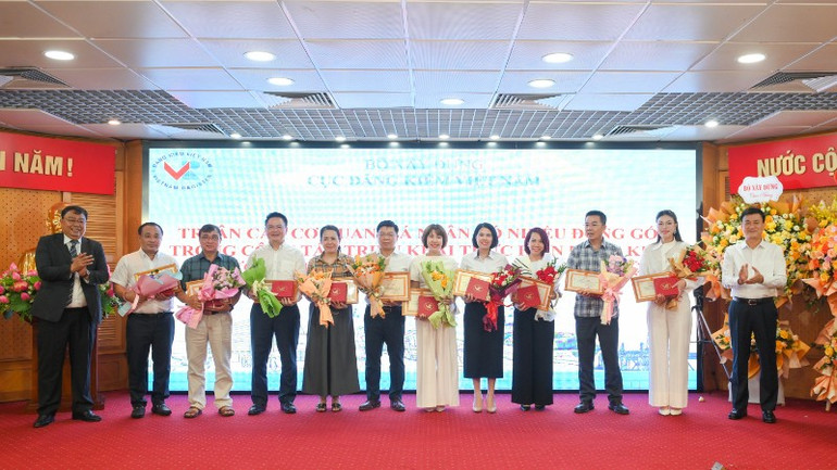 Lãnh đạo Cục Đăng kiểm Việt Nam tặng giấy khen cho các đơn vị dịch vụ có nhiều đóng góp cho lĩnh vực đăng kiểm. (Ảnh: THẾ ĐẠI) gap-mat-cuc-dang-kiem-1754-7518.jpg