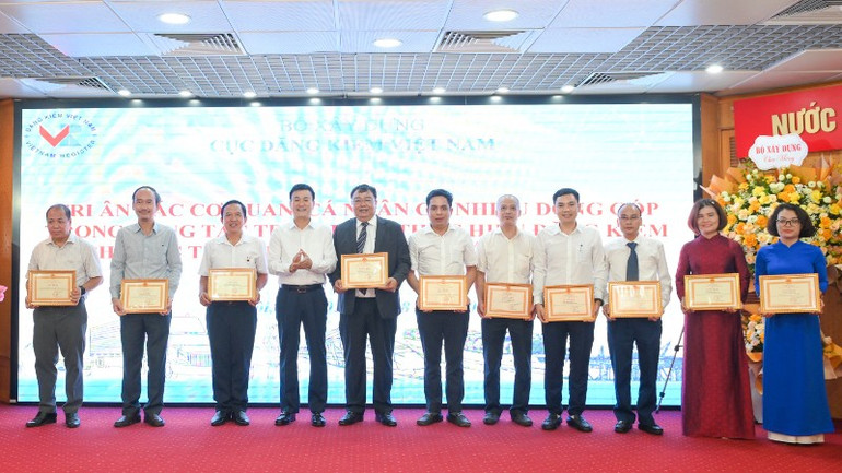 Đồng chí Cục trưởng trao tặng giấy khen cho lãnh đạo Cục, phòng, ban chức năng của Cục Đăng kiểm Việt Nam. (Ảnh: THẾ ĐẠI) gap-mat-cuc-dang-kiem-1775-7405.jpg