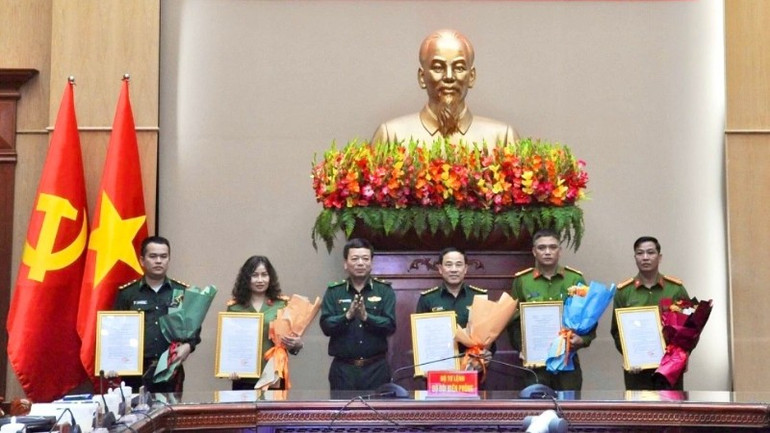 Thiếu tướng Nguyễn Văn Thiện, Phó Tư lệnh Bộ đội Biên phòng trao thưởng cho các tập thể có thành tích trong đấu tranh với tội phạm ma túy. (Ảnh: Bộ đội Biên phòng) img-6410-2983.jpg