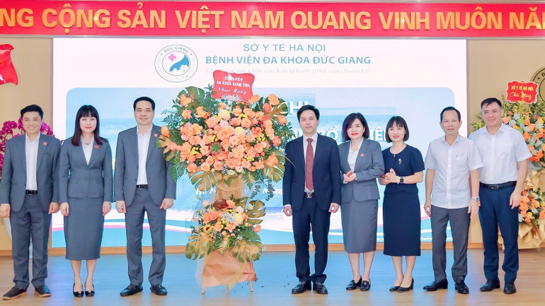 Tập thể lãnh đạo Bệnh viện Đa khoa Xanh Pôn chúc mừng Phó Giáo sư, Tiến sĩ Đỗ Đình Tùng nhận nhiệm vụ mới. z7014093063502-50065692f5d7e0150be5ba8e7fd8ed10-2027.jpg
