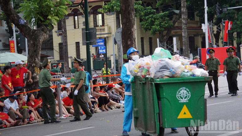 Xe thu gom rác hoạt động liên tục trước giờ hợp luyện lần thứ hai. ndo_br_1-3049.jpg