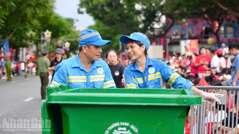 Công việc vất vả nhưng luôn nở nụ cười, hòa chung niềm vui của đất nước. ndo_bl_11-6776.jpg