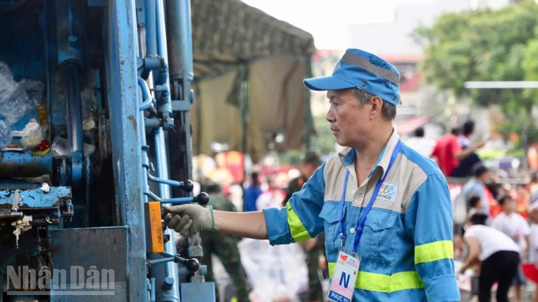 Phương tiện của Công ty Môi trường đô thị Hà Nội chờ sẵn để thu gom rác, giữ gìn khu vực hợp luyện diễu binh, diễu hành luôn sạch sẽ. ndo_bl_20-8497.jpg