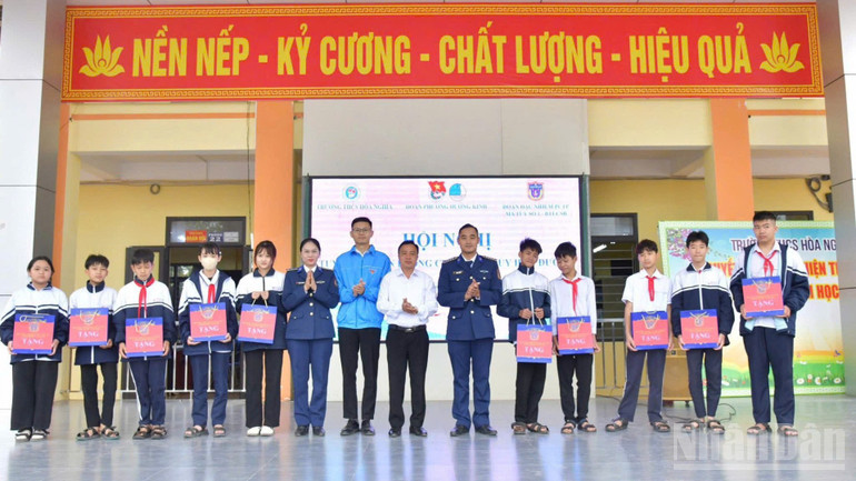 ndo_br_tang-qua-cho-hoc-sinh-co-hoan-canh-kho-khan-hoc-gioi-tai-truong-trung-hoc-co-so-hoa-nghia-phuong-duong-kinh-hai-phong-tuan-3-thang-3-2735.jpg