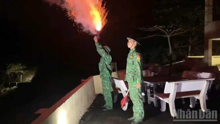Đồn Biên phòng Cát Bà tổ chức bắn pháo hiệu kêu gọi các phương tiện hoạt động trên biển vào bờ tránh trú bão. ndo_br_bao-11-4-9191.jpg