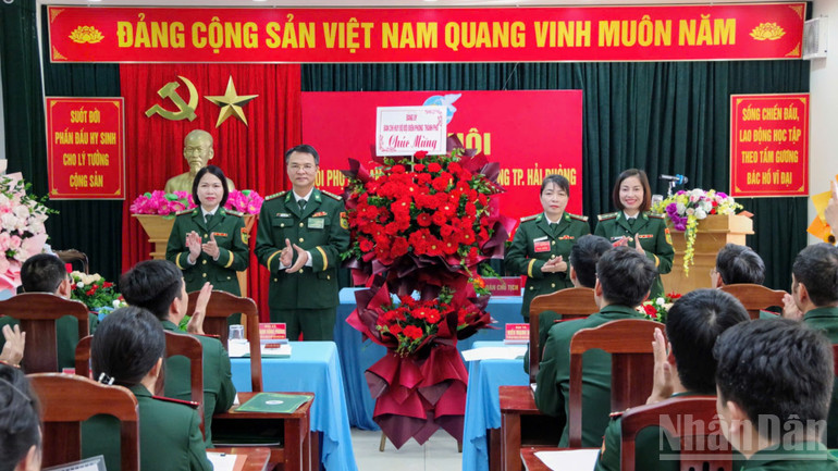 Đại tá Phạm Hồng Phong, Bí thư Đảng ủy, Chính ủy Bộ đội Biên phòng thành phố Hải Phòng thay mặt Đảng uỷ Bộ đội Biên phòng thành phố tặng hoa chúc mừng Đại hội. ndo_br_z7097550527892-b3111f16ca610c4b0b598c24298378d1-6128.jpg