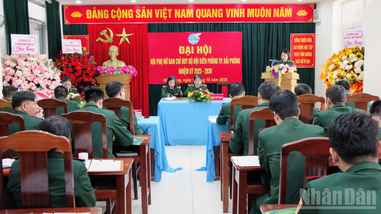 Đoàn Chủ tịch Đại hội điều hành thảo luận. ndo_br_z7097549788490-35c91f7b1c7cd976836747874f66257a-5762.jpg
