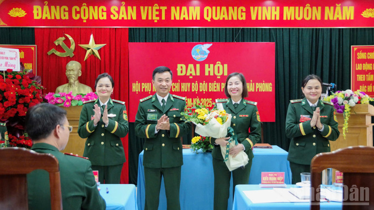Đại tá Kiều Mạnh Hiệp, Phó Chính ủy Bộ đội Biên phòng thành phố Hải Phòng tặng hoa chúc mừng Ban Chấp hành Hội Phụ nữ Bộ đội Biên phòng thành phố, nhiệm kỳ 2025-2030. ndo_br_z7097550837478-699040558444f5397bbab924dfbe27f4-6227.jpg
