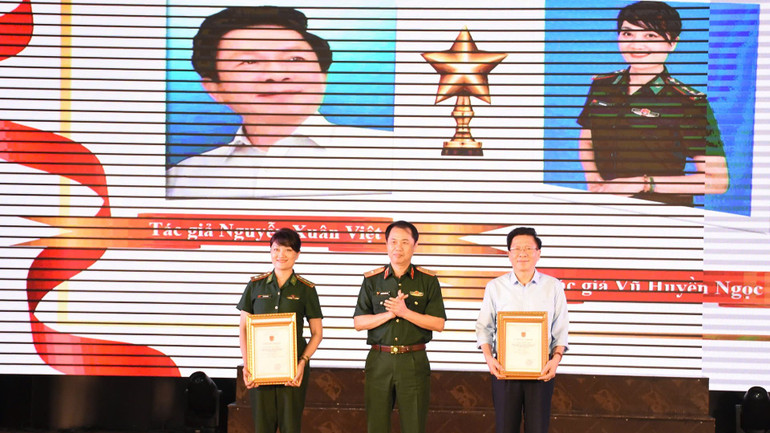 Thiếu tướng Nguyễn Đăng Lực, Phó Trưởng Ban Cơ yếu Chính phủ trao giải Nhất cho tác giả Nguyễn Xuân Việt và Vũ Huyền Ngọc. z6931439001305-3f0c6939ee8703e51f3463a67c766003-4689.jpg