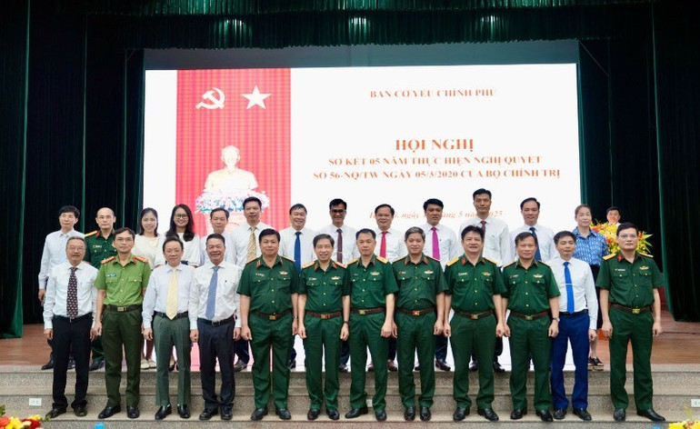 Lãnh đạo Ban Cơ yếu Chính phủ chụp ảnh lưu niệm với các đại biểu dự Hội nghị sơ kết 5 năm thực hiện Nghị quyết số 56. 33-6212.jpg
