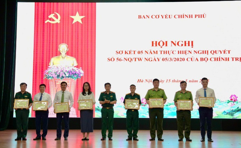 Đồng chí Trung tướng Vũ Ngọc Thiềm, Trưởng Ban Cơ yếu Chính phủ tặng Bằng khen cho các tập thể, cá nhân xuất sắc tại Hội nghị sơ kết 5 năm thực hiện Nghị quyết số 56. 22-7503.jpg