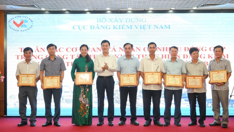Lãnh đạo Cục Đăng kiểm Việt Nam tặng giấy khen cho các Trung tâm đăng kiểm có nhiều đóng góp cho lĩnh vực đăng kiểm tại một số địa phương. (Ảnh: THẾ ĐẠI) gap-mat-cuc-dang-kiem-1791-8898.jpg