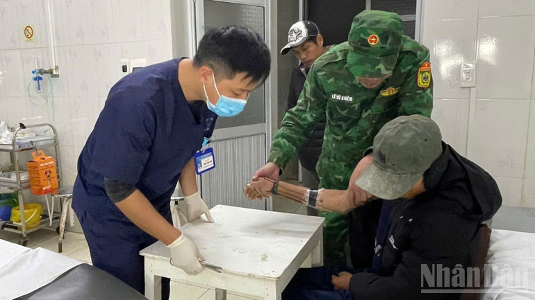 ndo_br_thuyen-vien-bi-nan-duoc-cham-soc-tai-trung-tam-y-te-dac-khu-cat-hai-3530.jpg