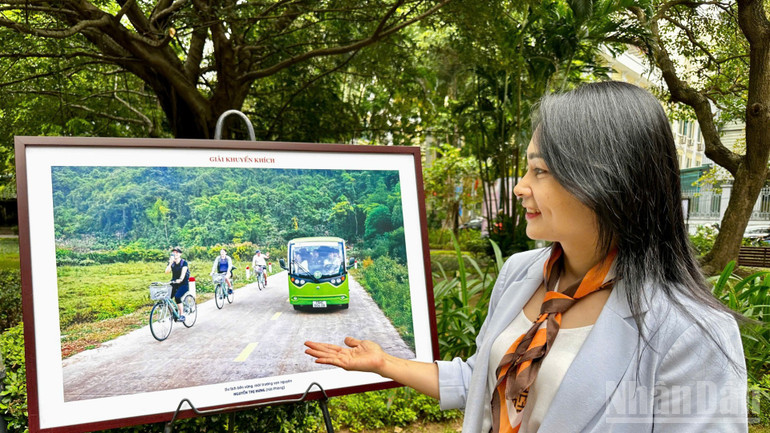 Tác giả Nguyễn Thị Hưng (Hải Phòng) thích thú chụp ảnh lưu niệm với tác phẩm của mình tại triển lãm. ndo_br_z7153433374964-afc8dff983c032e5f16aa72d0bf67a12-3670.jpg