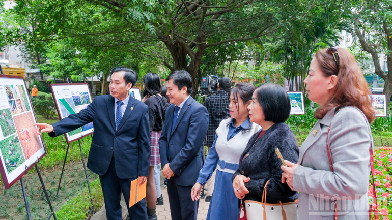 Khách mời tham quan triển lãm. ndo_br_dscf4800-4552.jpg