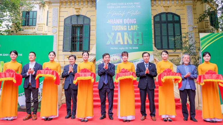 Các đại biểu cắt băng khai mạc Triển lãm ảnh “Khoảnh khắc xanh-Hành động xanh-Tương lai xanh”. dscf4733-1064.jpg