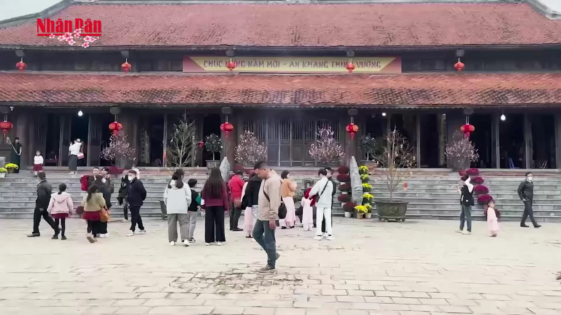 Hàng nghìn người đổ về Phủ Tây Hồ cầu an dịp đầu xuân Giáp Thìn