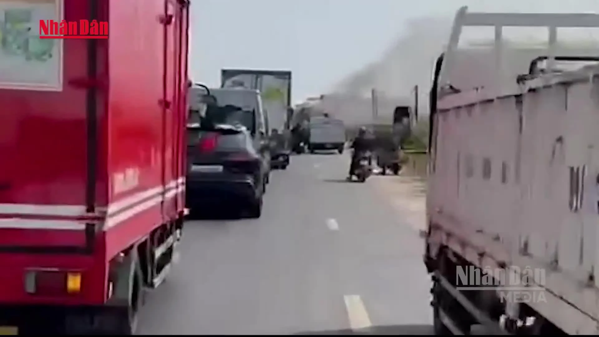 Cháy xe khách trên Quốc lộ 1 qua Khánh Hòa, giao thông ùn tắc kéo dài